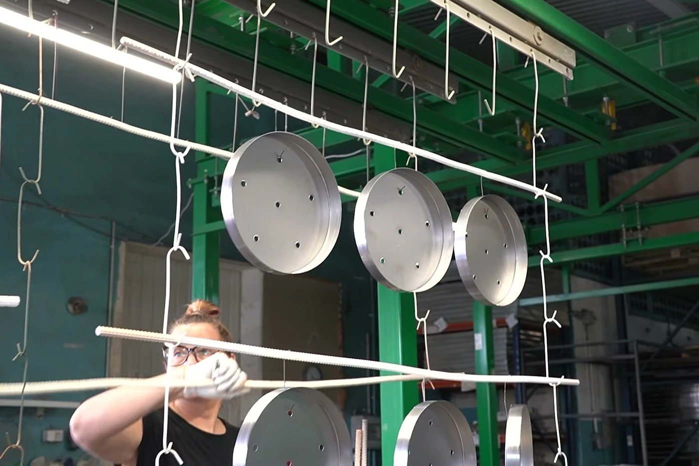 Ligne de thermolaquage — les pièces avant la cabine